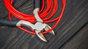 Pince et fil électrique pour une borne de recharge sur fond noir