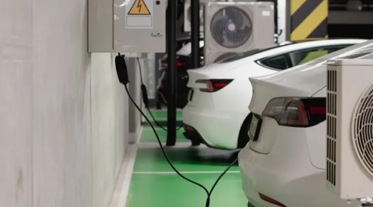 Voitures électriques branchées à des bornes de recharge dans un garage