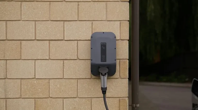 Borne de recharge sur un mur de briques